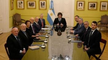 En medio del escándalo, Milei se volvió a mostrar con Adorni