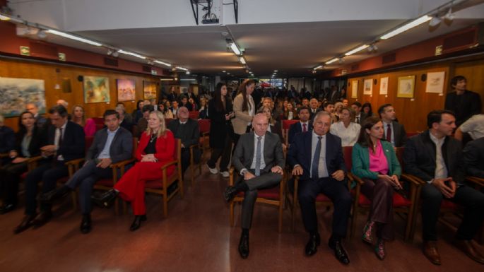 La foto que habla en la asunción de autoridades del Colegio de Abogados