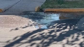 Malestar en Guaymallén: una pérdida de agua que lleva semanas está destruyendo el asfalto