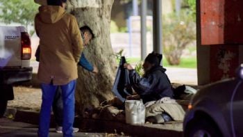 Luchar contra el frío: la cruda realidad de las personas en situación de calle en Mendoza