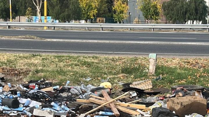 Vecinos denuncian acumulación de basura en la lateral del Acceso Sur