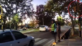 Peligro en el Corredor del Oeste: un semáforo roto obliga a un celador a dirigir el tránsito