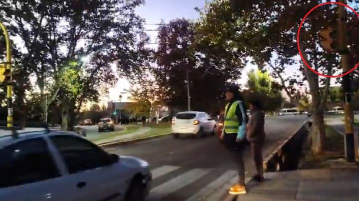Peligro en el Corredor del Oeste: un semáforo roto obliga a un celador a dirigir el tránsito