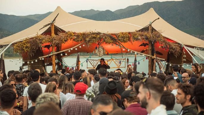 La "Banda de los mendocinos" de Arsat, fiestas electrónicas y Dique Potrerillos