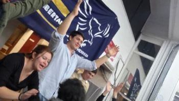Universitarios militantes de Milei celebraron un resultado de las elecciones en la UNCuyo