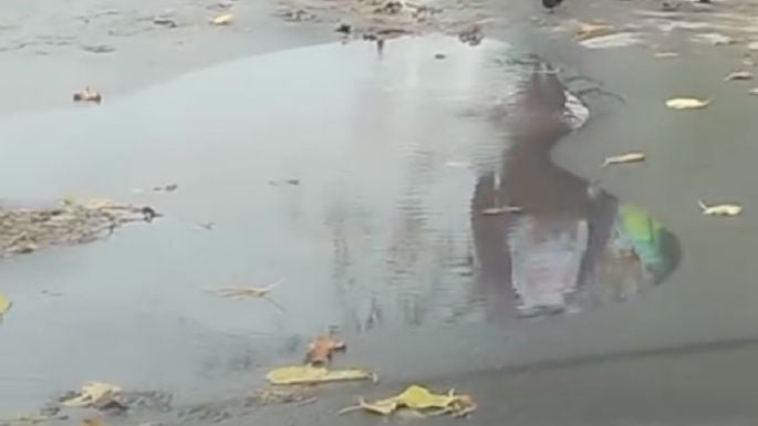 Video: una pérdida de agua que lleva un mes está hundiendo el asfalto
