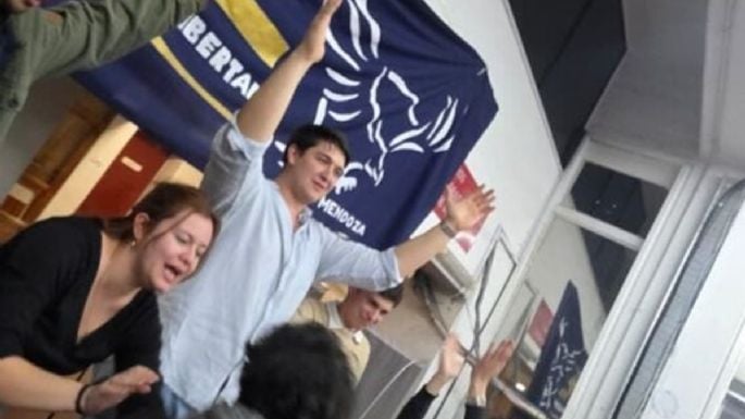 Universitarios militantes de Milei celebraron un resultado de las elecciones en la UNCuyo