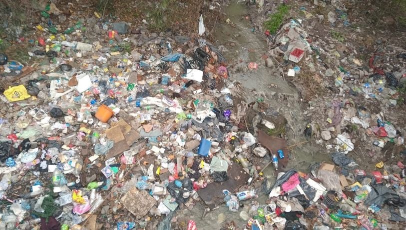 Video: alarmante laberinto de basura en el barrio La Favorita