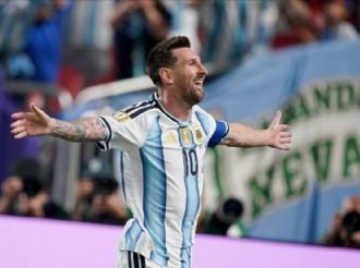 Con tres golazos de Messi, Argentina debutó y le ganó a Argelia