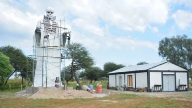 Foto iliustrativa de  Murió el santiagueño que había construido una estatua de 13 metros de San La Muerte