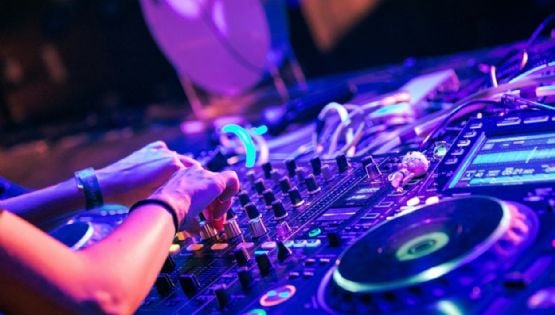 La "Banda de los mendocinos" de Arsat, fiestas electrónicas y Dique Potrerillos
