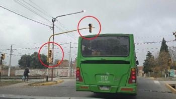 Peligro en Las Heras: un semáforo roto amenaza con provocar una tragedia en el cruce del Metrotranví