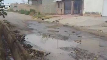 Caños rotos, cloacas desbordadas y canillas secas: ola de reclamos por el agua