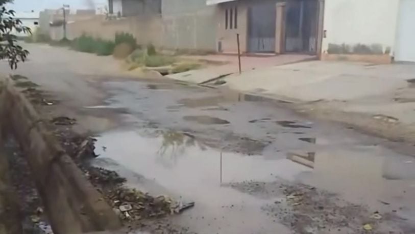 Caños rotos, cloacas desbordadas y canillas secas: ola de reclamos por el agua