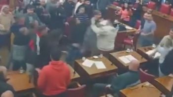Taxistas y choferes de aplicaciones se agarraron a las piñas