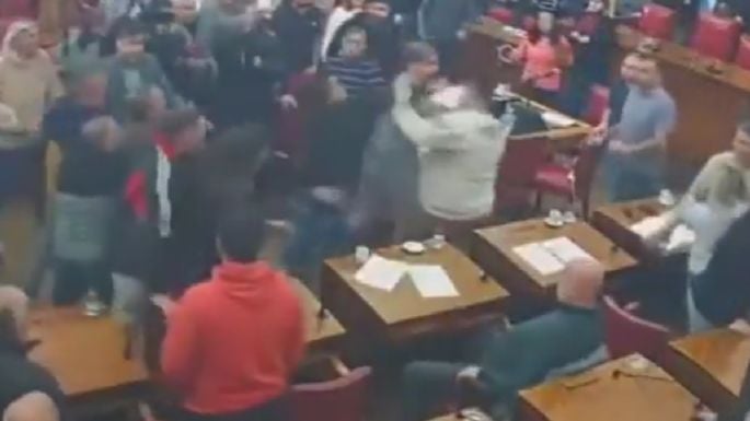 Taxistas y choferes de aplicaciones se agarraron a las piñas