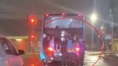 Foto ilustrativa de la nota titulada: Peligro: un video registró a cinco niños colgados de la parte trasera de un colectivo