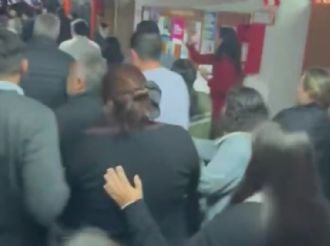 Cornejo fue a votar a la UNCuyo y se retiró entre gritos y abucheos 
