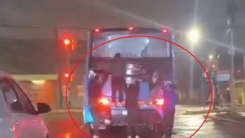Peligro: un video registró a cinco niños colgados de la parte trasera de un colectivo