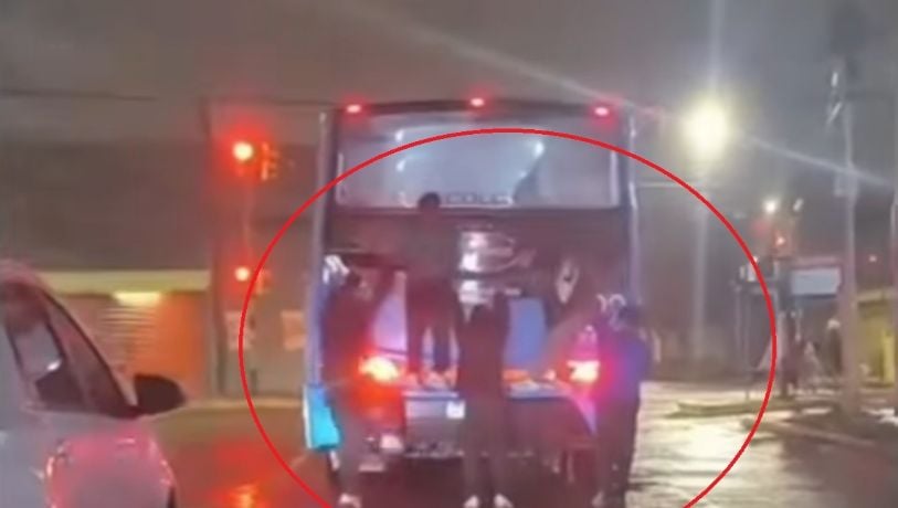 Peligro: un video registró a cinco niños colgados de la parte trasera de un colectivo